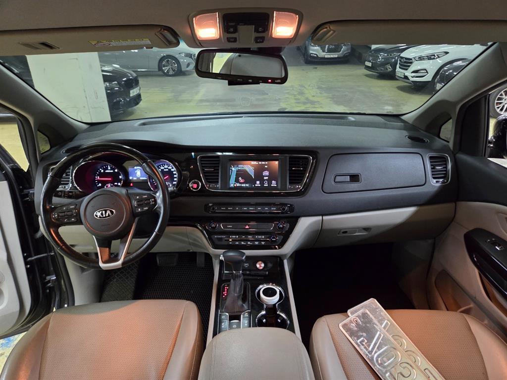 KIA Carnival - Vista 11