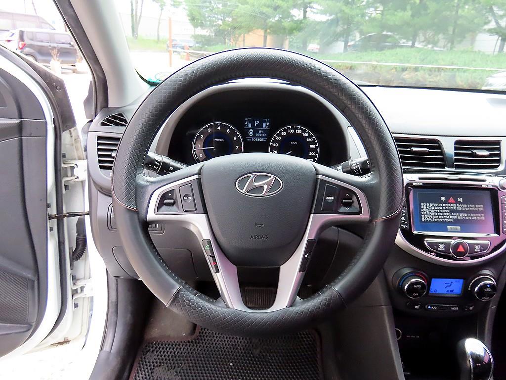 HYUNDAI Accent - Vista 10