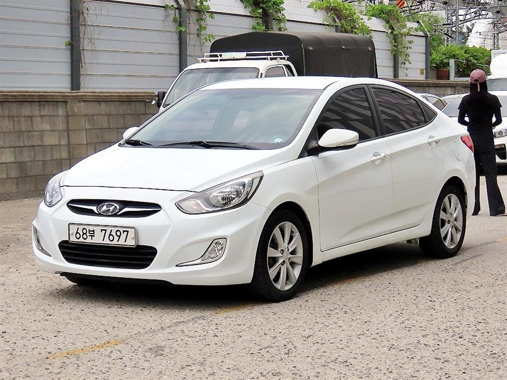HYUNDAI Accent - Vista 2