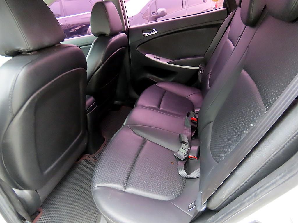 HYUNDAI Accent - Vista 8