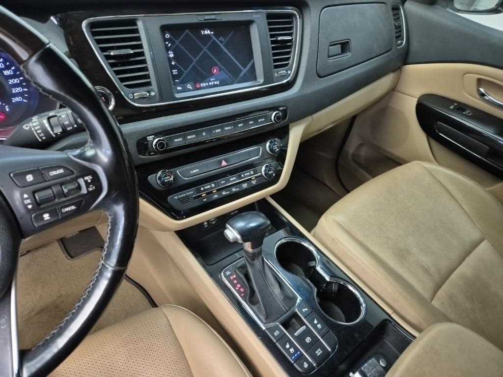 KIA Carnival - Vista 11