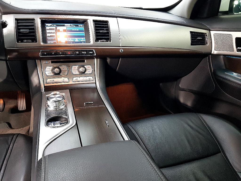 Jaguar XF - Vista 11