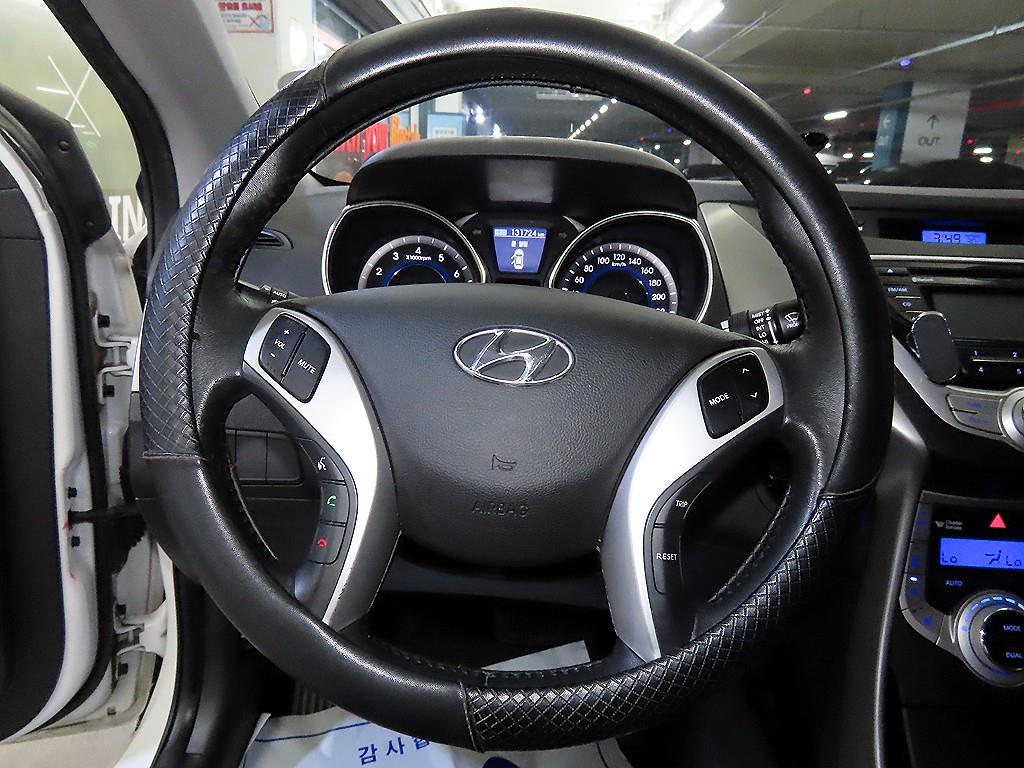 HYUNDAI Avante - Vista 10