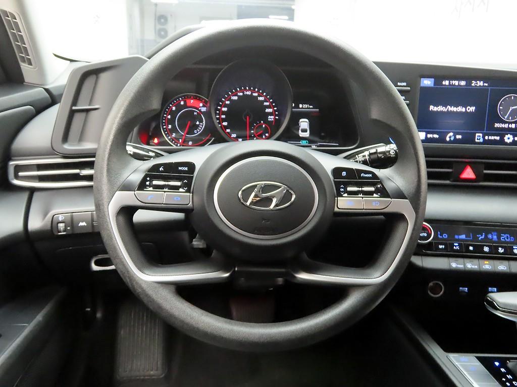 HYUNDAI Avante - Vista 10