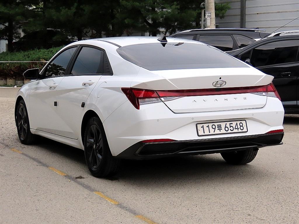 HYUNDAI Avante - Vista 3