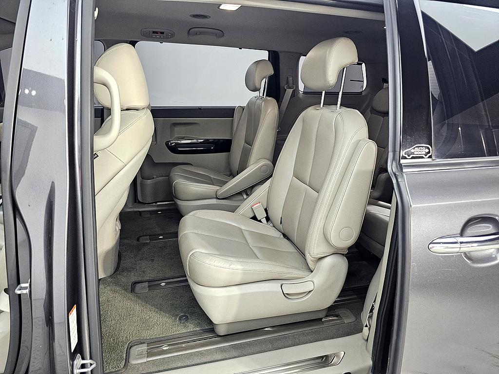 KIA Carnival - Vista 11