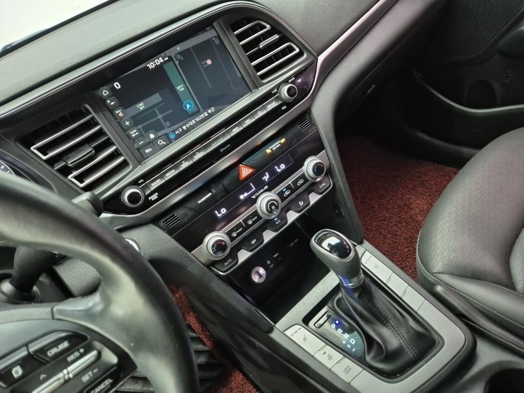 HYUNDAI Avante - Vista 12