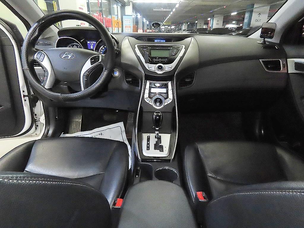HYUNDAI Avante - Vista 12