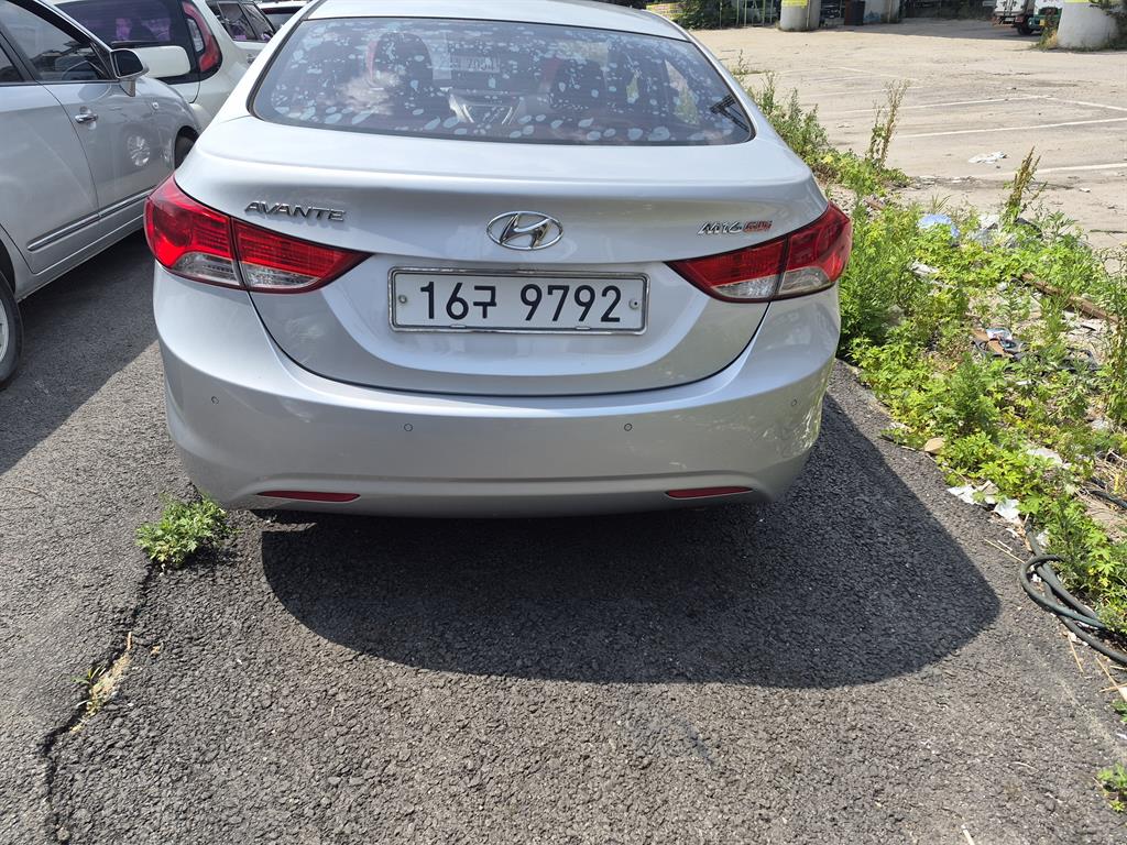 HYUNDAI Avante - Vista 2