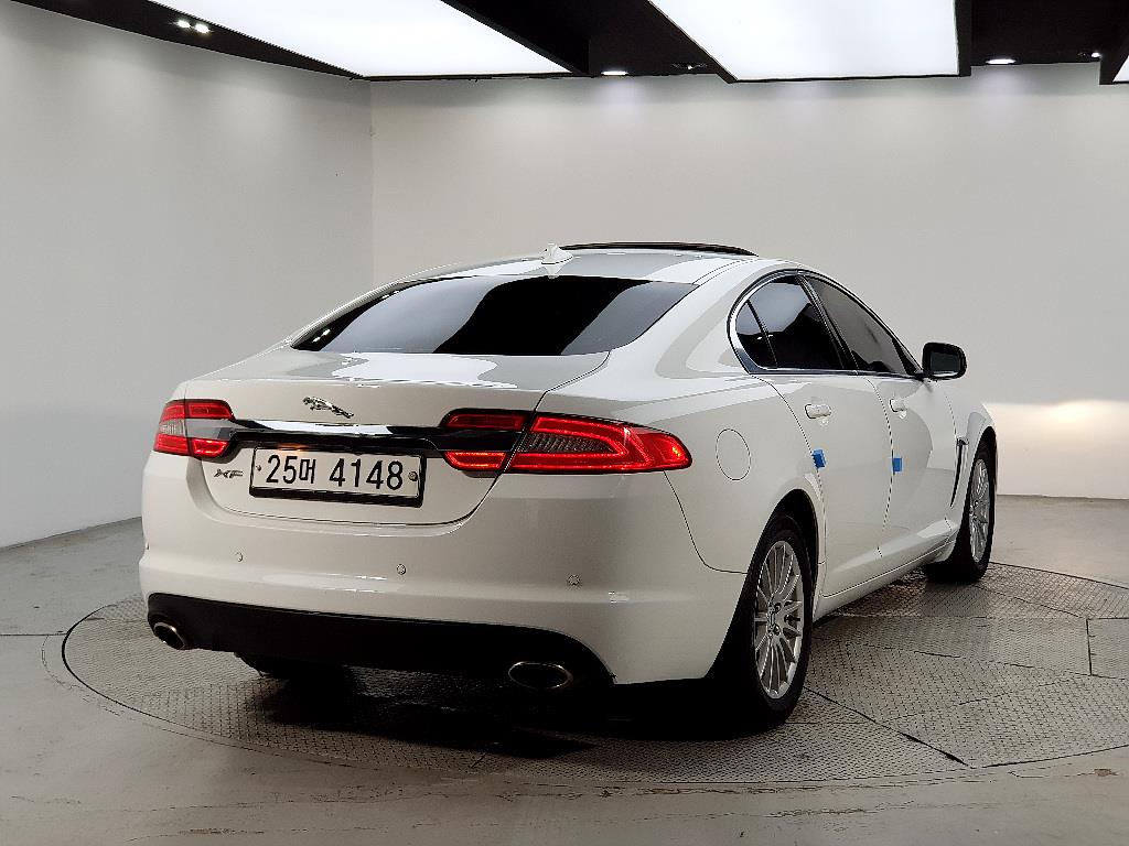 Jaguar XF - Vista 6