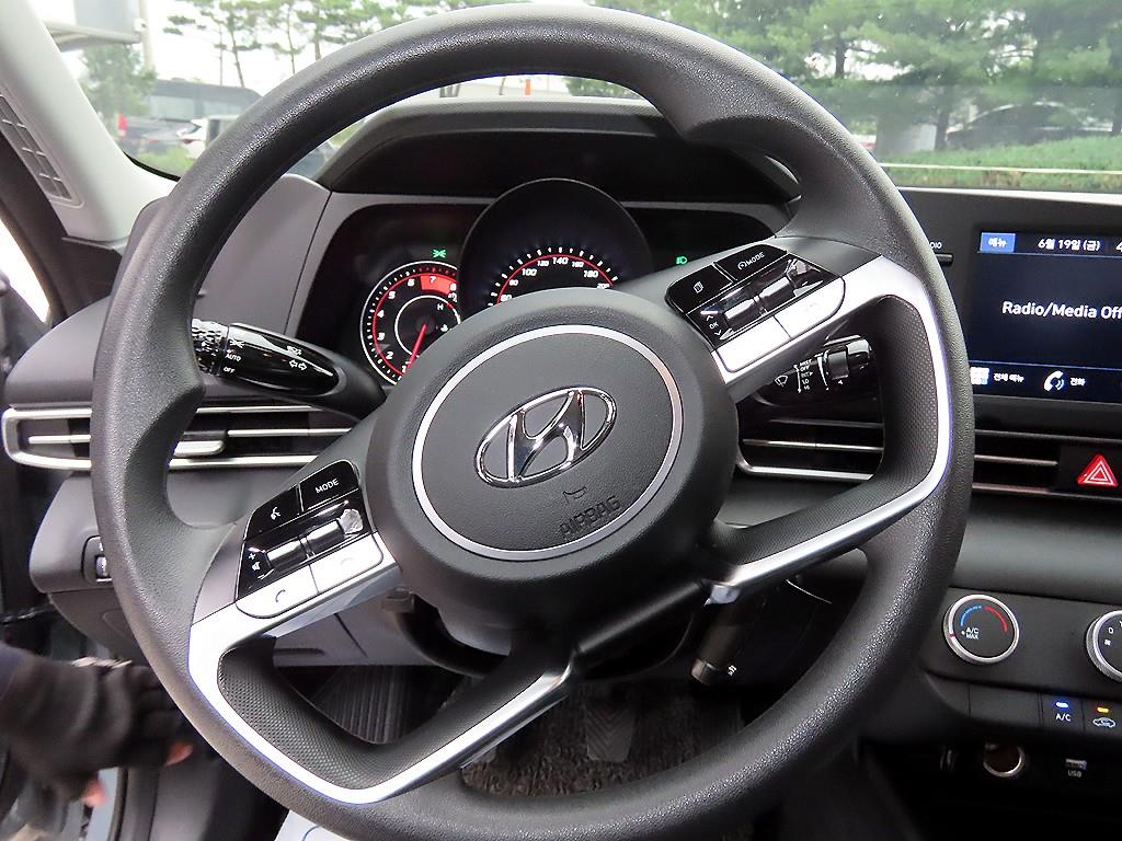 HYUNDAI Avante - Vista 10