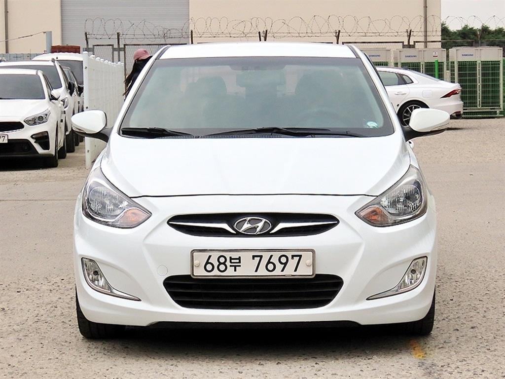 HYUNDAI Accent 2011 Blanco - Importación desde Corea - HF Imports Iquique - Foto 1