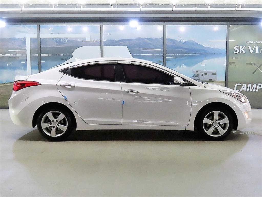 HYUNDAI Avante - Vista 3