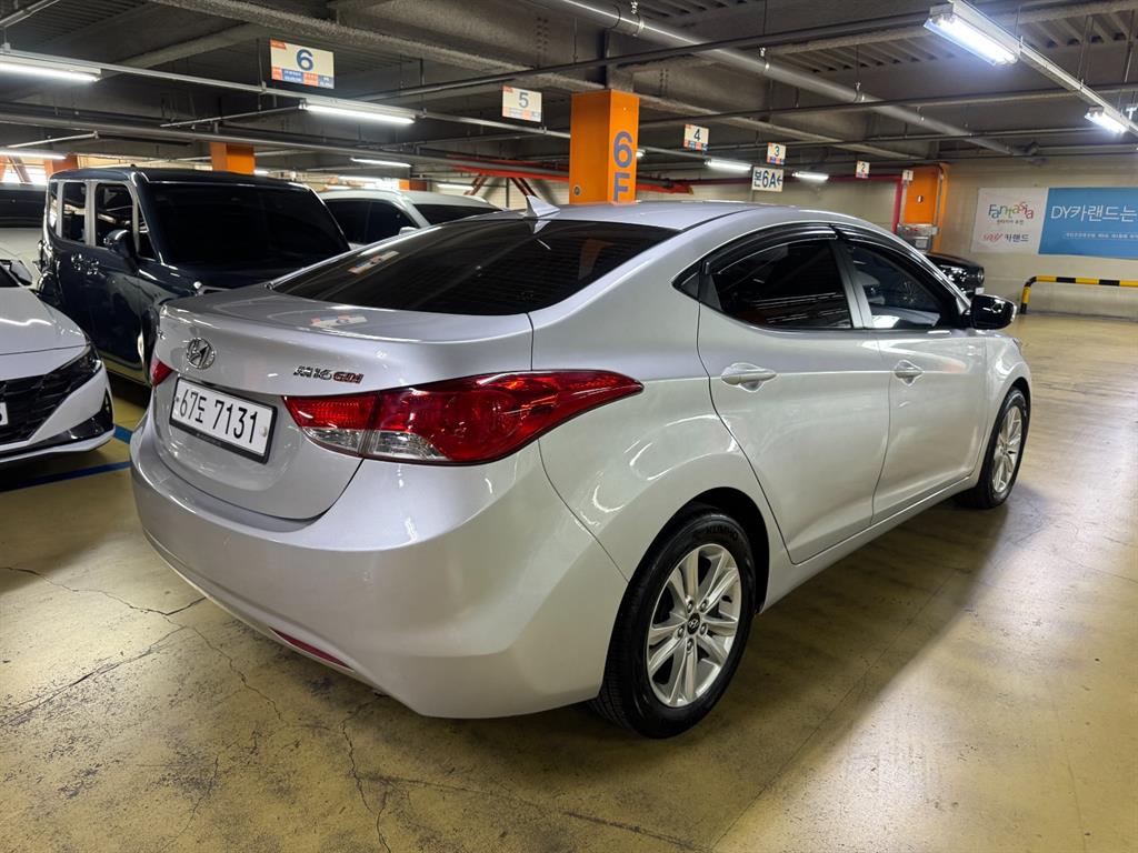 HYUNDAI Avante - Vista 8