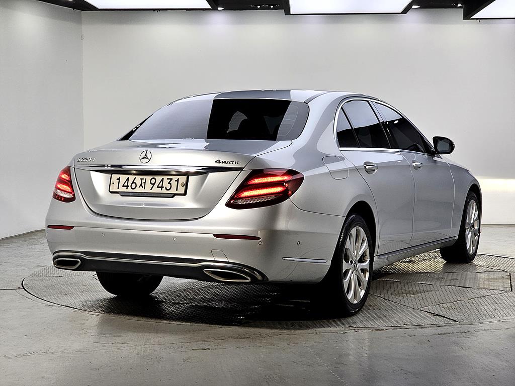 Mercedes Benz E class - Vista 6