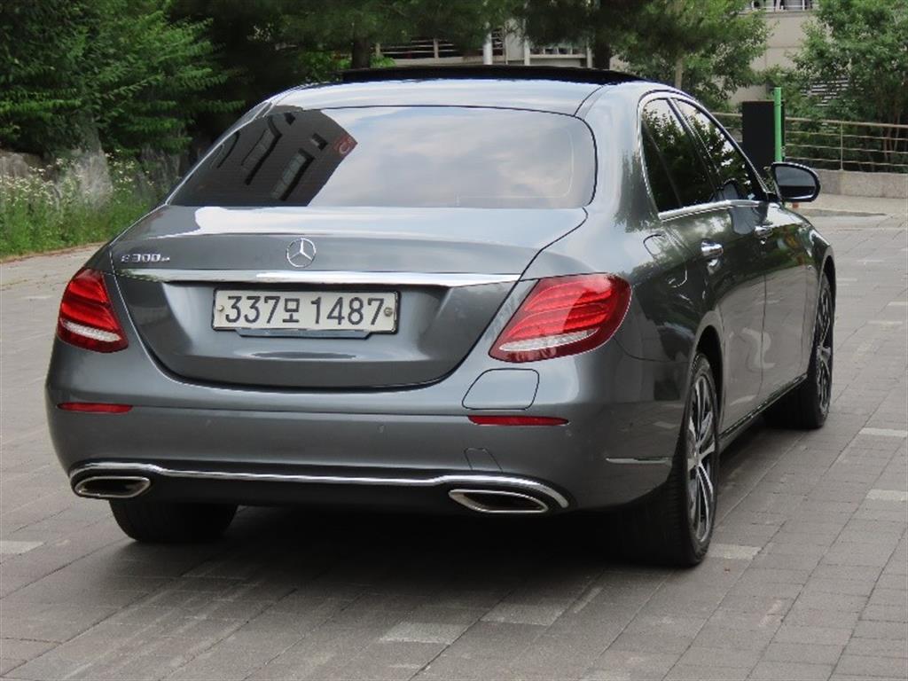 Mercedes Benz E class - Vista 3