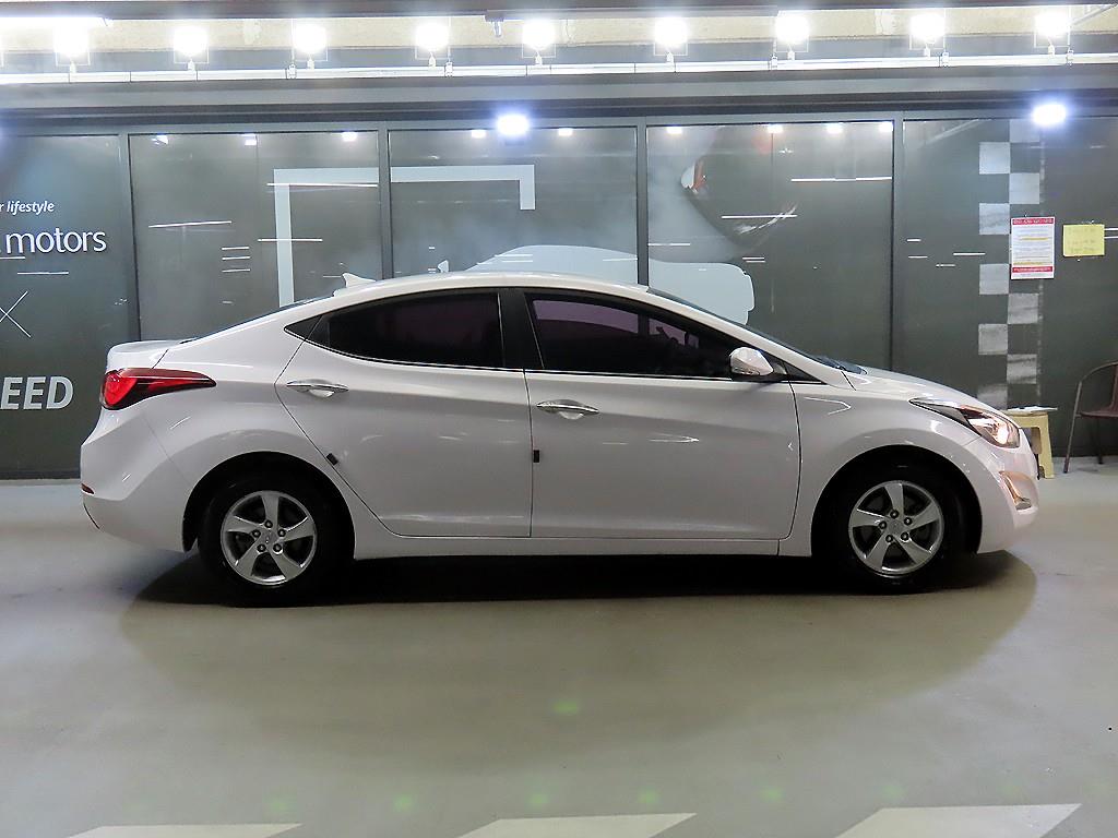 HYUNDAI Avante - Vista 3