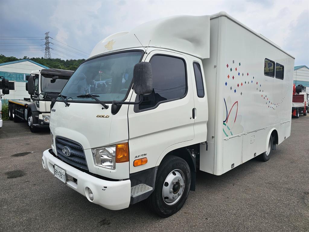 medium and large cargo truck