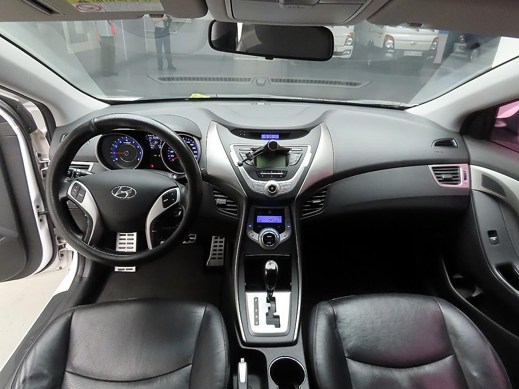 HYUNDAI Avante - Vista 10