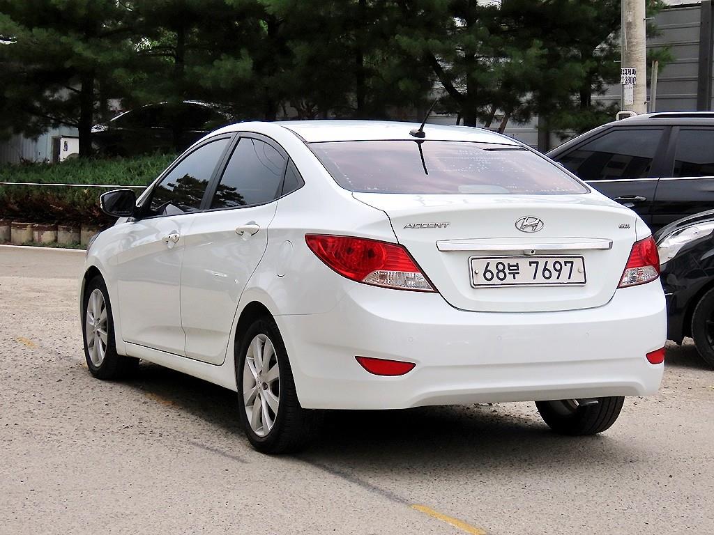 HYUNDAI Accent - Vista 3