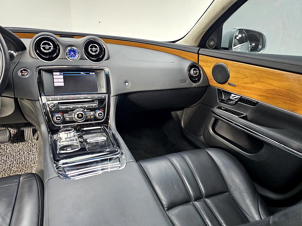 Jaguar XJ - Vista 12