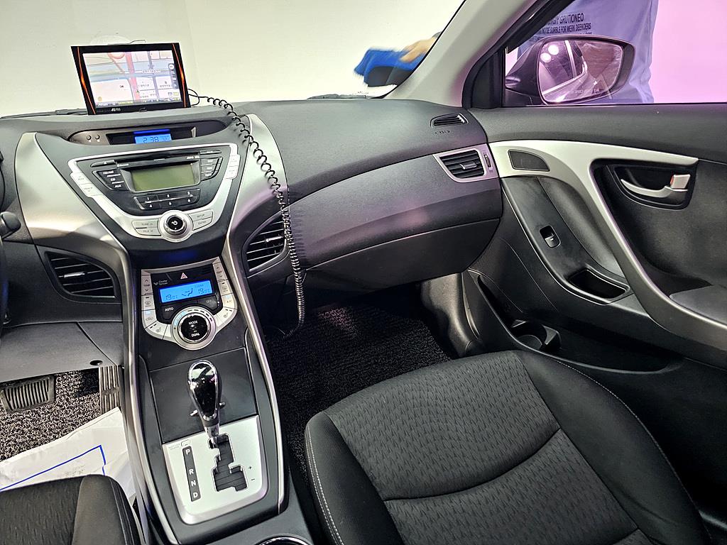 HYUNDAI Avante - Vista 12