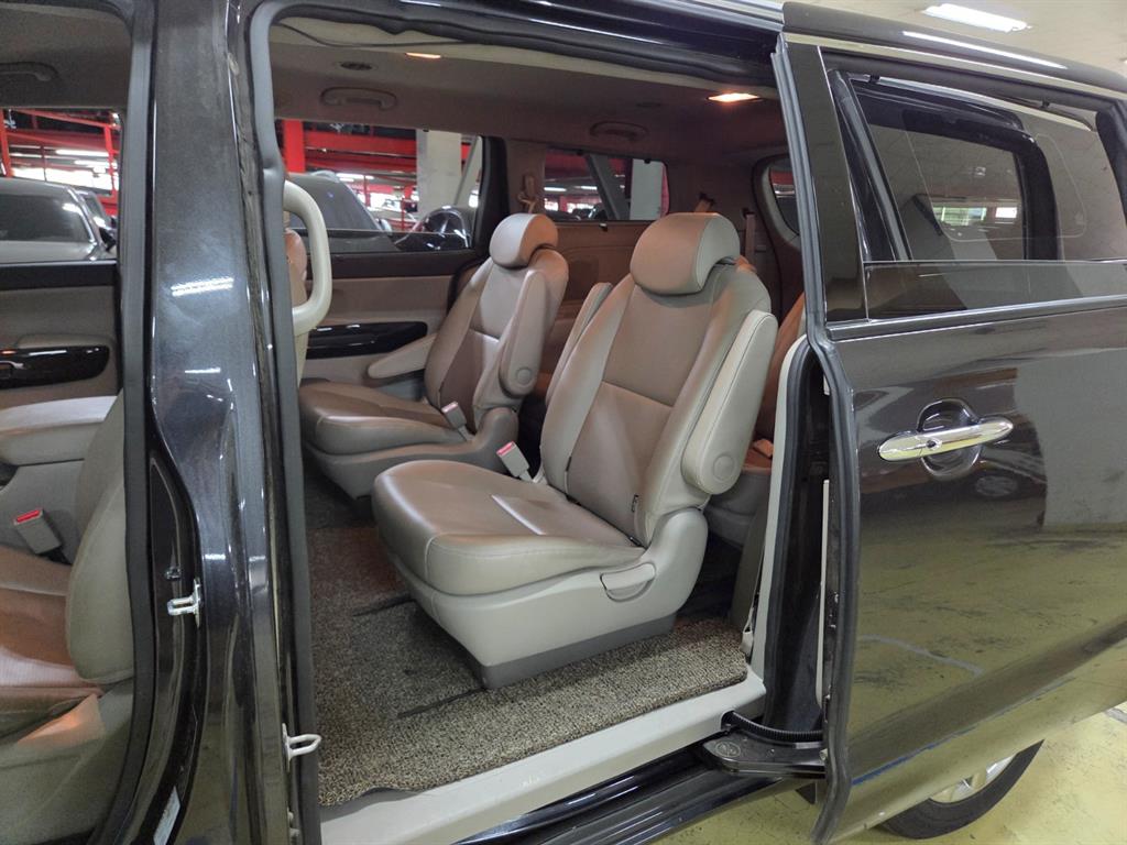 KIA Carnival - Vista 9
