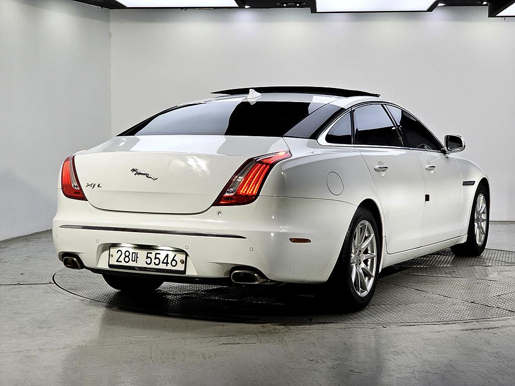 Jaguar XJ - Vista 6