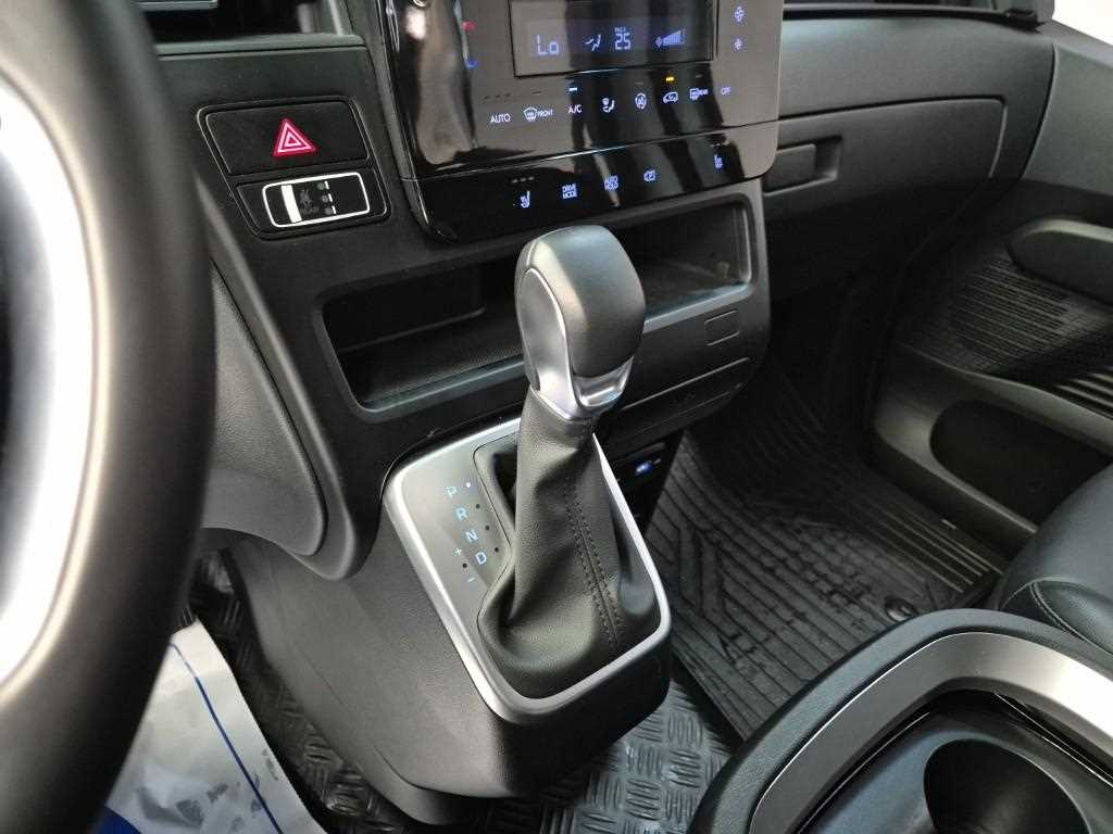 HYUNDAI Staria - Vista 10