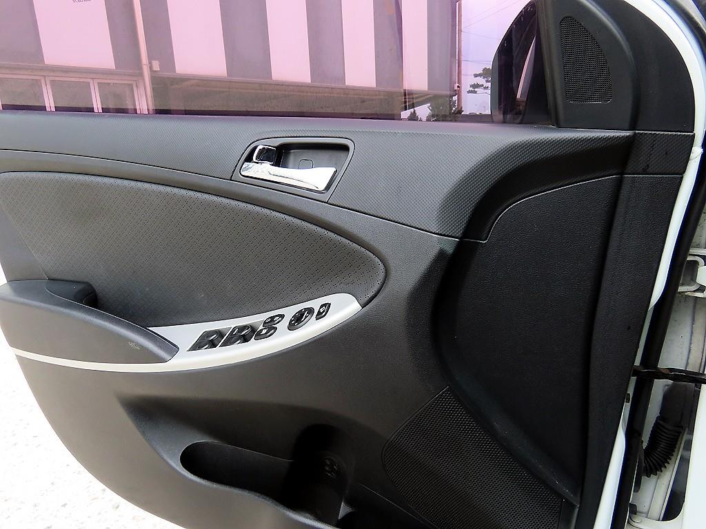 HYUNDAI Accent 2011 Blanco - Importación desde Corea - HF Imports Iquique - Foto 13