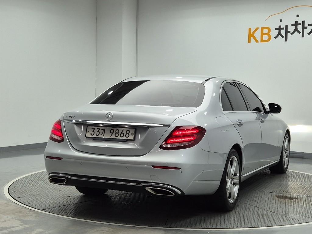 Mercedes Benz E class - Vista 3