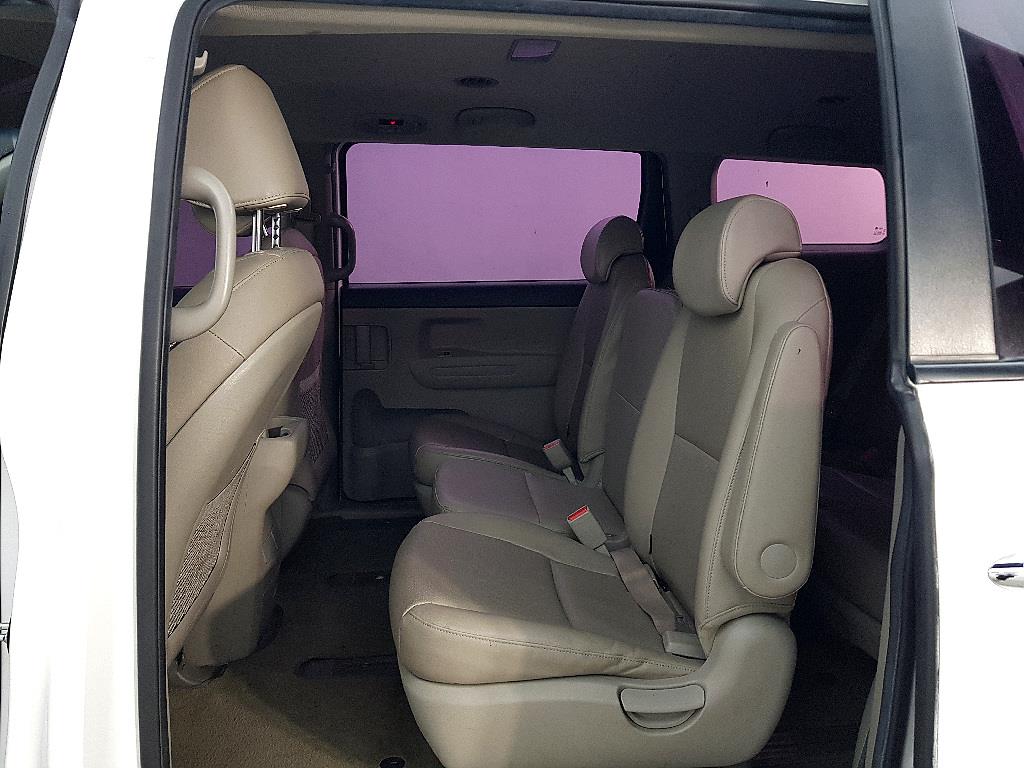 KIA Carnival - Vista 11