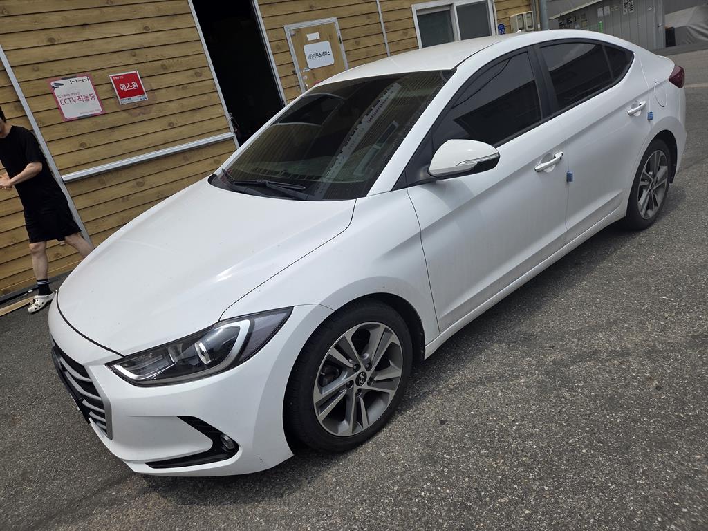 HYUNDAI Avante - Vista 2