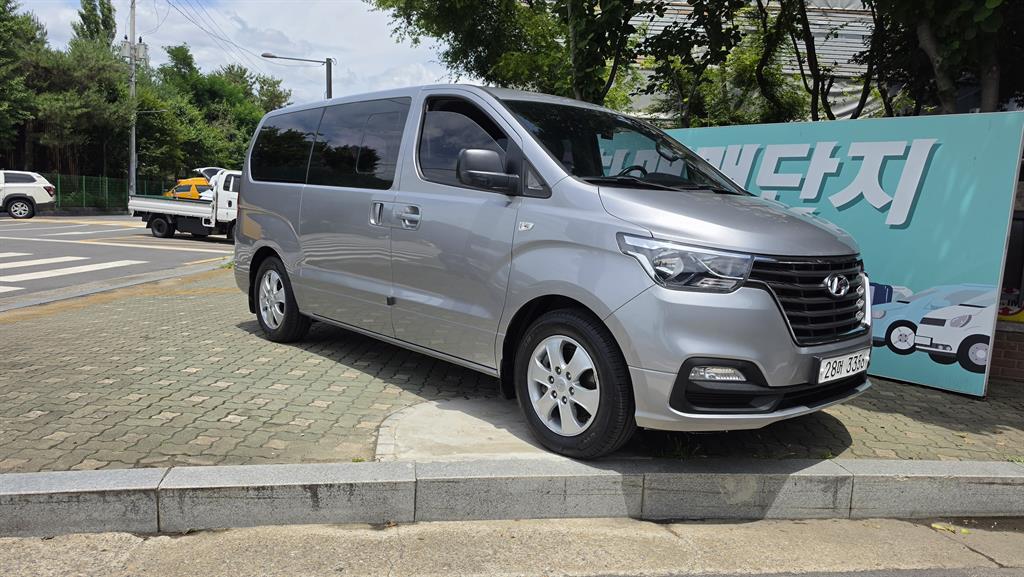 HYUNDAI Starex 2018 Gris - Importación desde Corea - HF Imports Iquique - Foto 1
