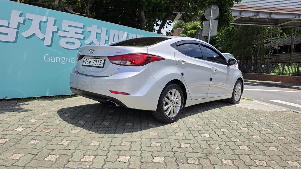 HYUNDAI Avante - Vista 3