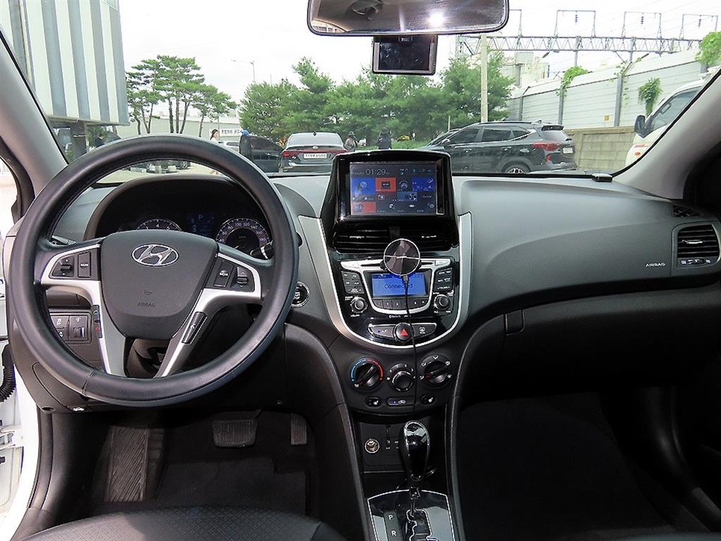 HYUNDAI Accent - Vista 7