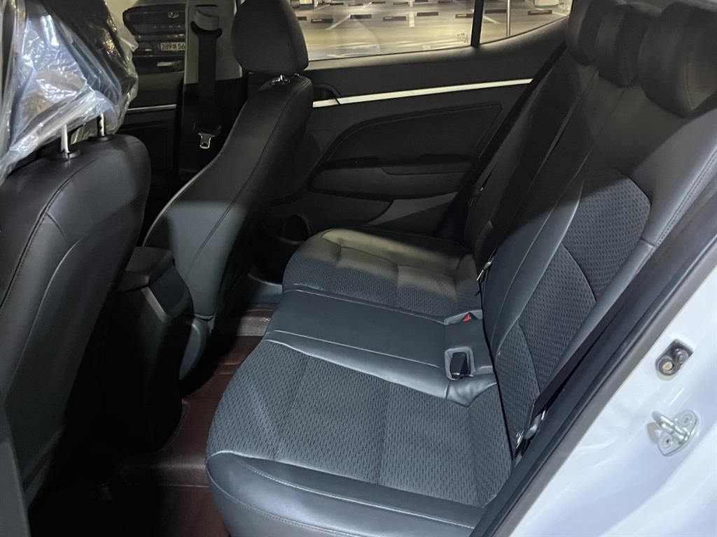 HYUNDAI Avante - Vista 6