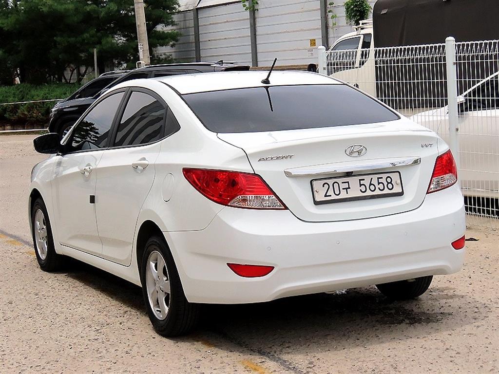 HYUNDAI Accent - Vista 3