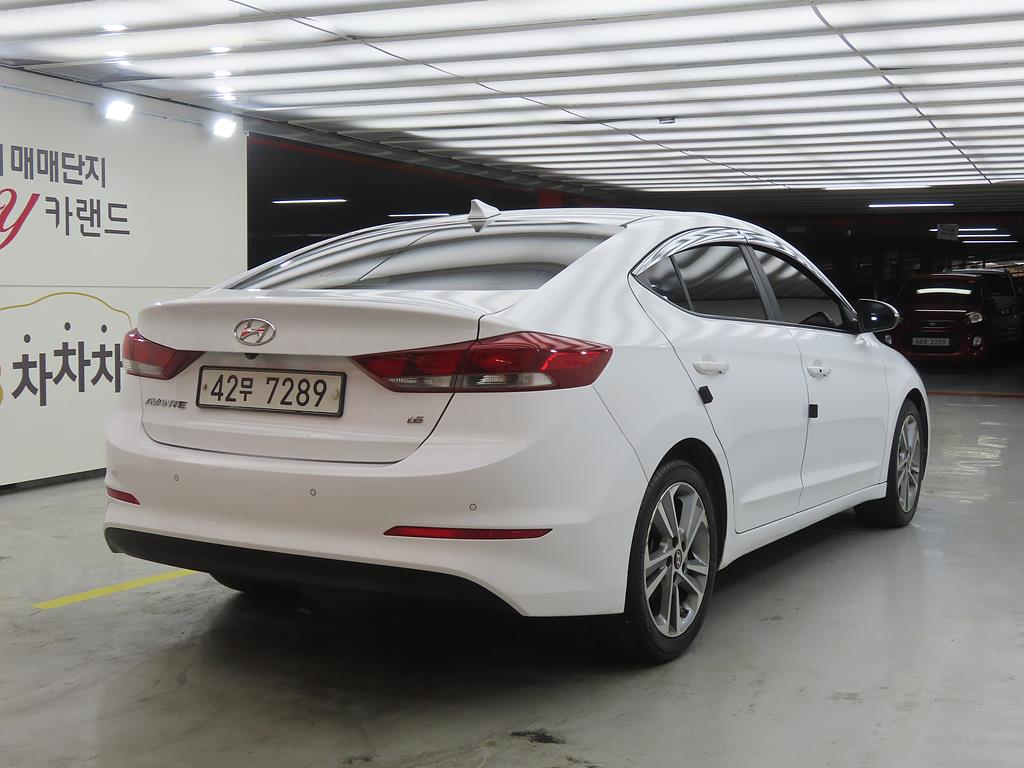 HYUNDAI Avante - Vista 4