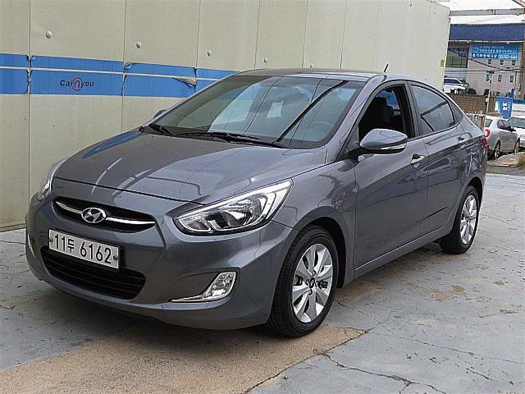 HYUNDAI Accent - Vista 2