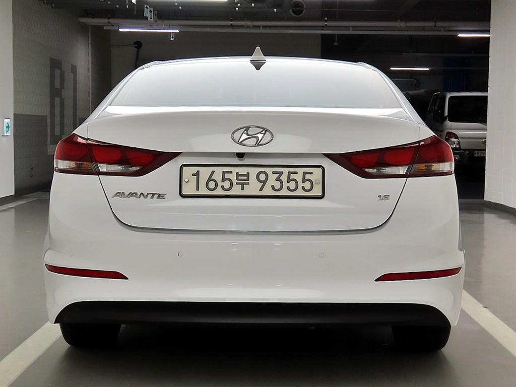 HYUNDAI Avante - Vista 3