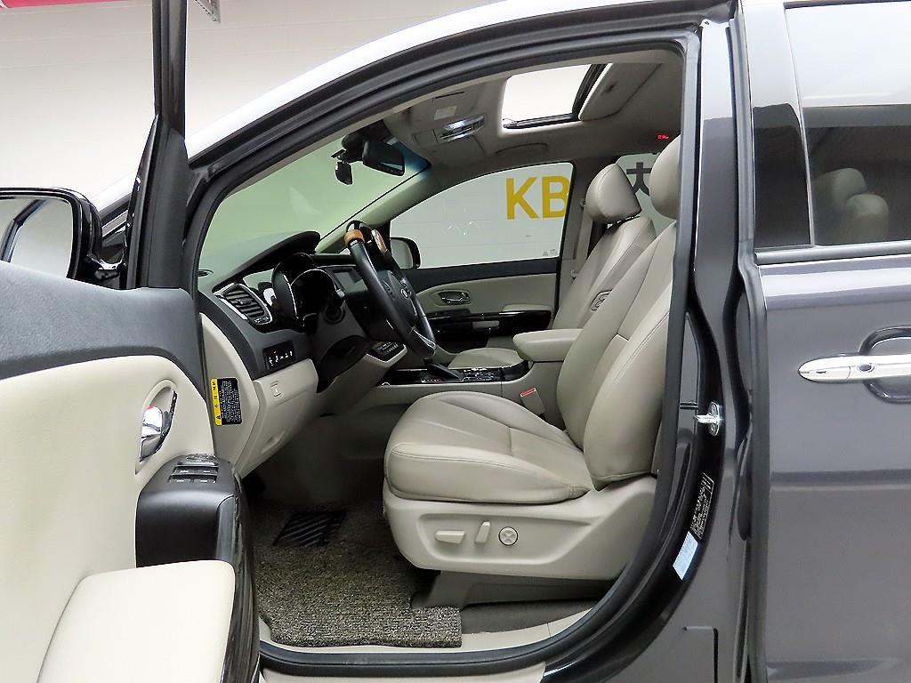 KIA Carnival - Vista 12