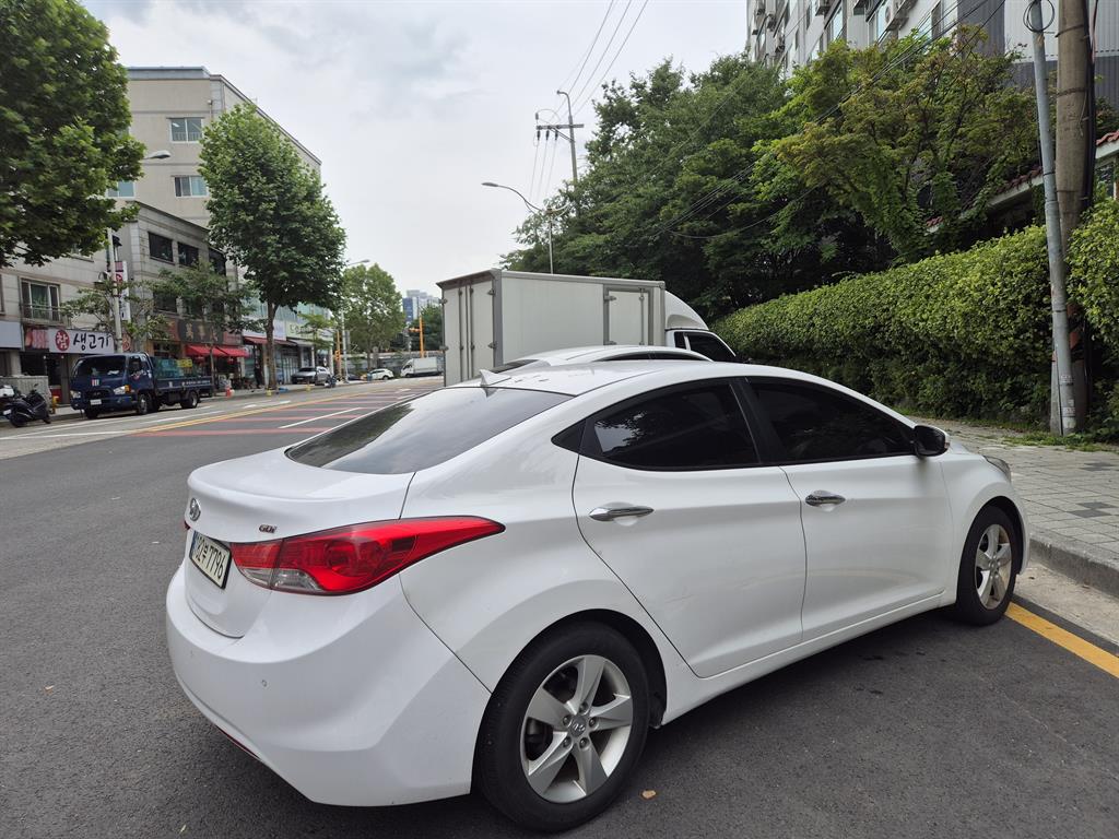 HYUNDAI Avante - Vista 3