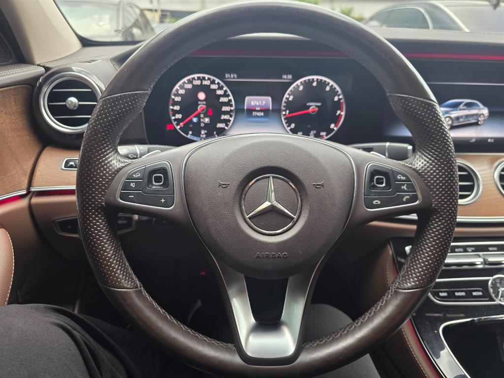Mercedes Benz E class - Vista 8
