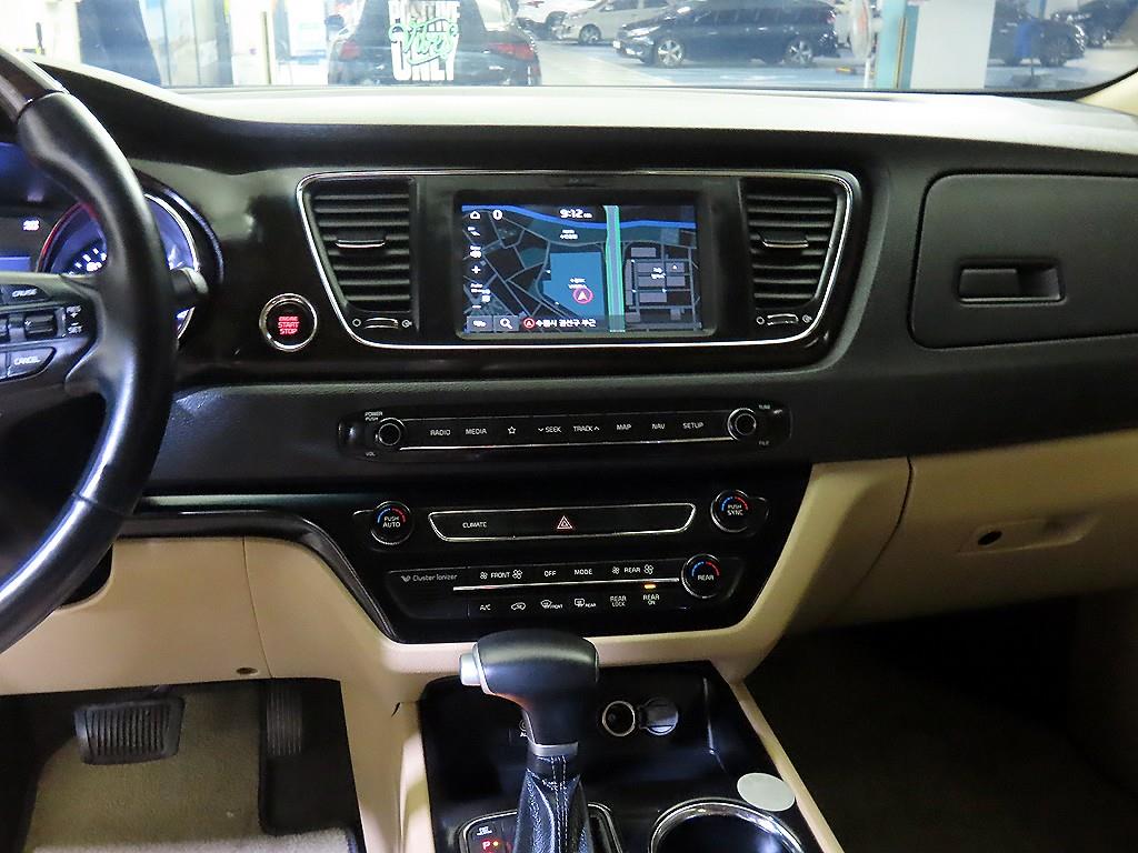 KIA Carnival - Vista 11