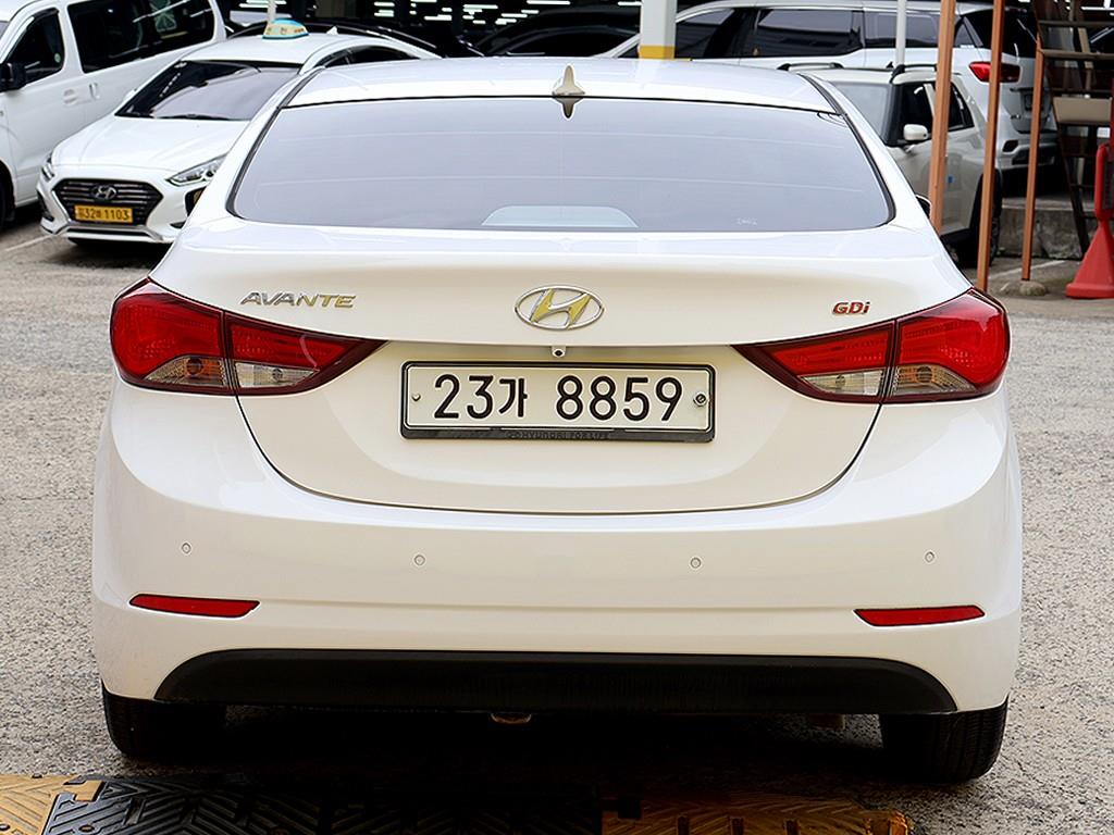 HYUNDAI Avante - Vista 3