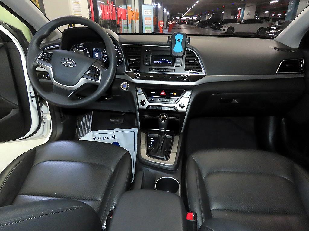 HYUNDAI Avante - Vista 10