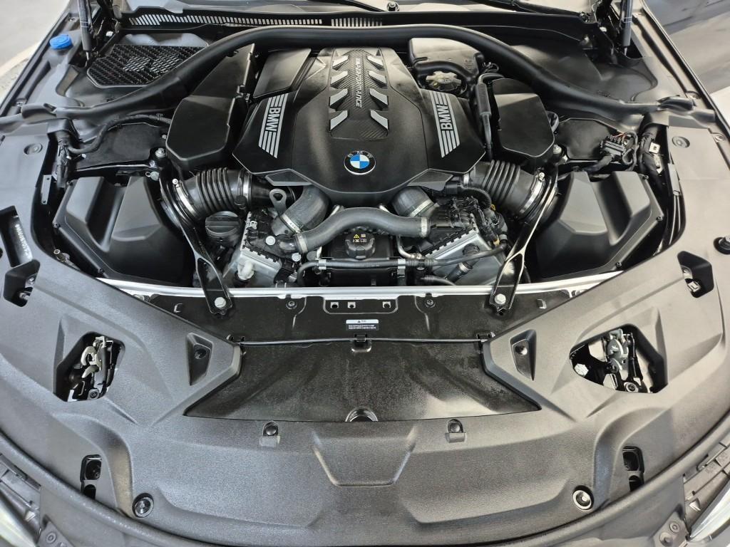 BMW 8 Series - Vista 5