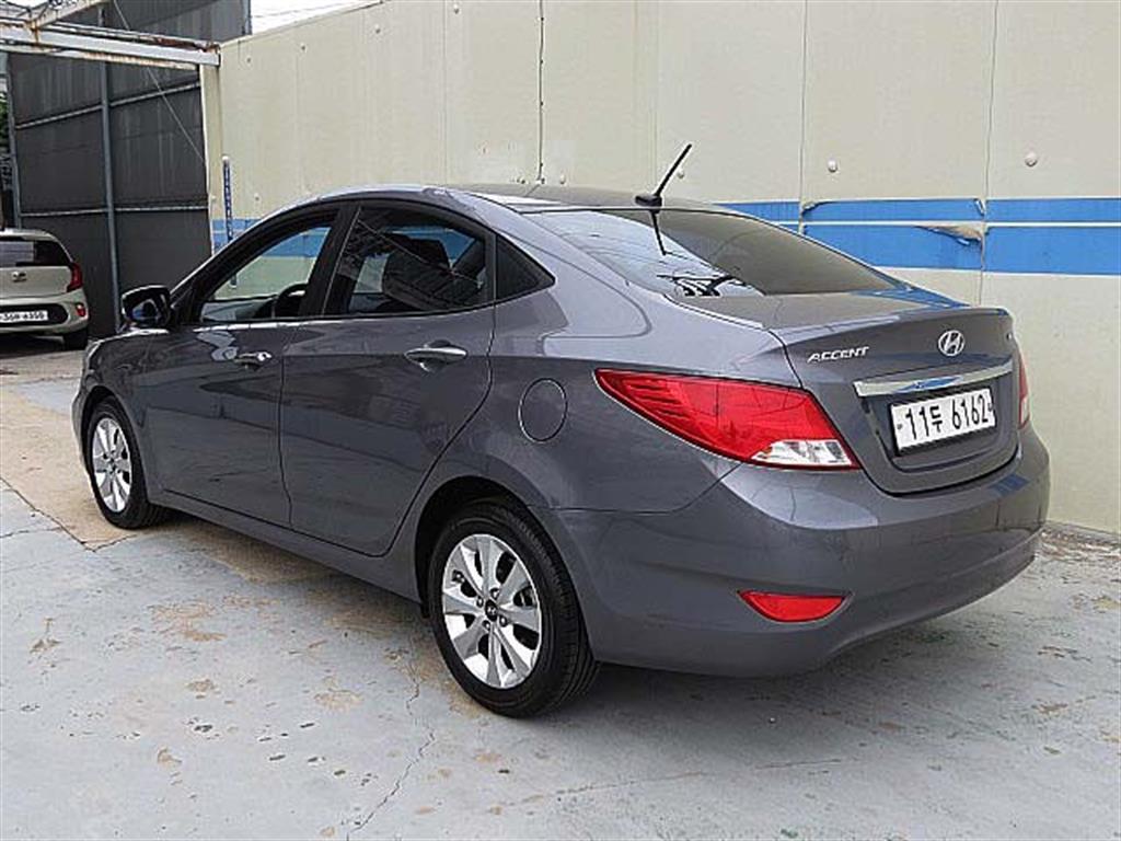 HYUNDAI Accent - Vista 4
