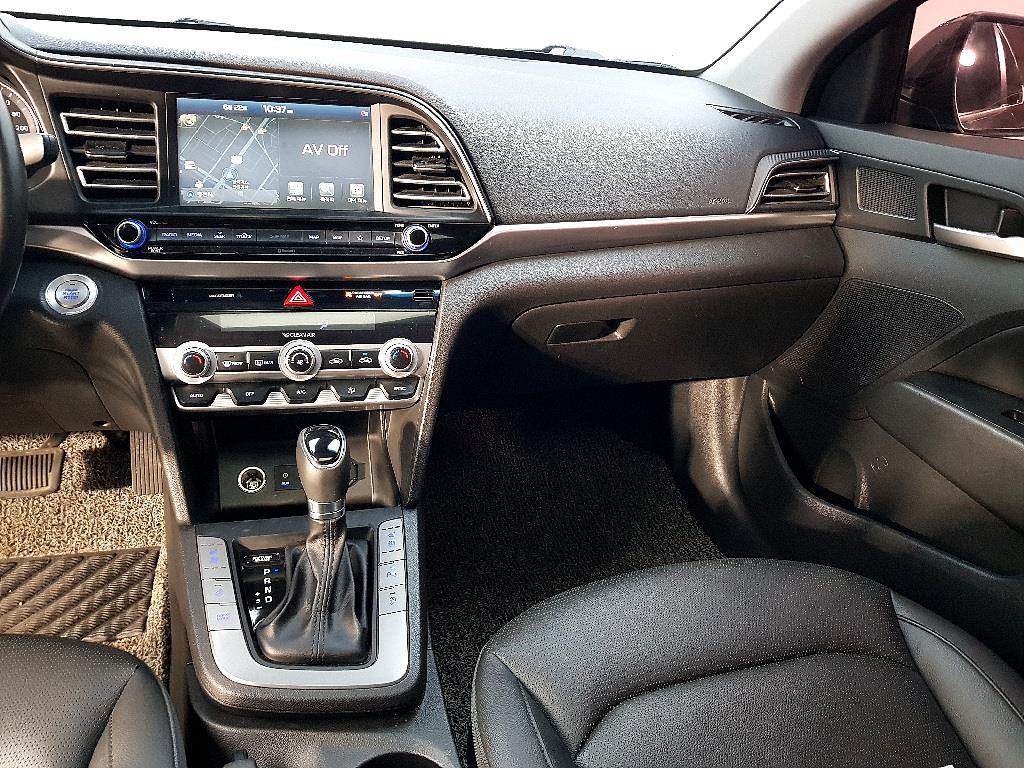 HYUNDAI Avante - Vista 10